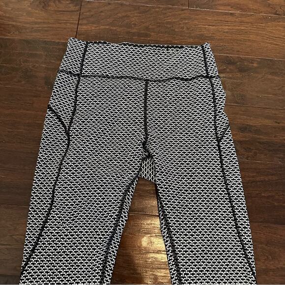 Lululemon In Movement 7/8 Tight Everlux Leggings Black White Print Size 10 - Picture 5 of 12